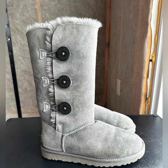 UGG Bailey Button Triplet Shearling Boots - Women’s size 6 - Picture 3 of 14